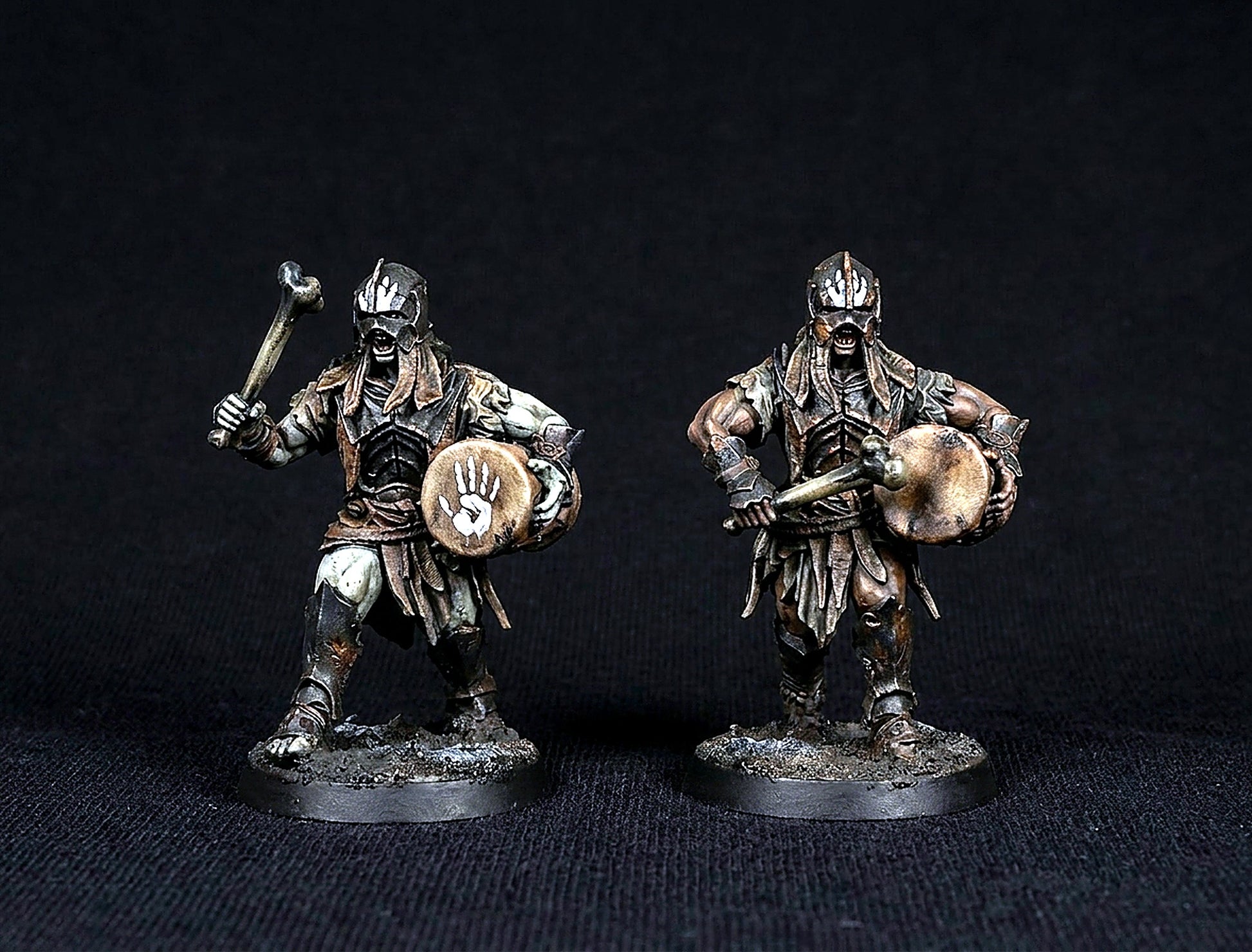Miniatura Portaestandarte y Tambor Uruk-hai de Isengard Isengard resina 32mm - Drakholm