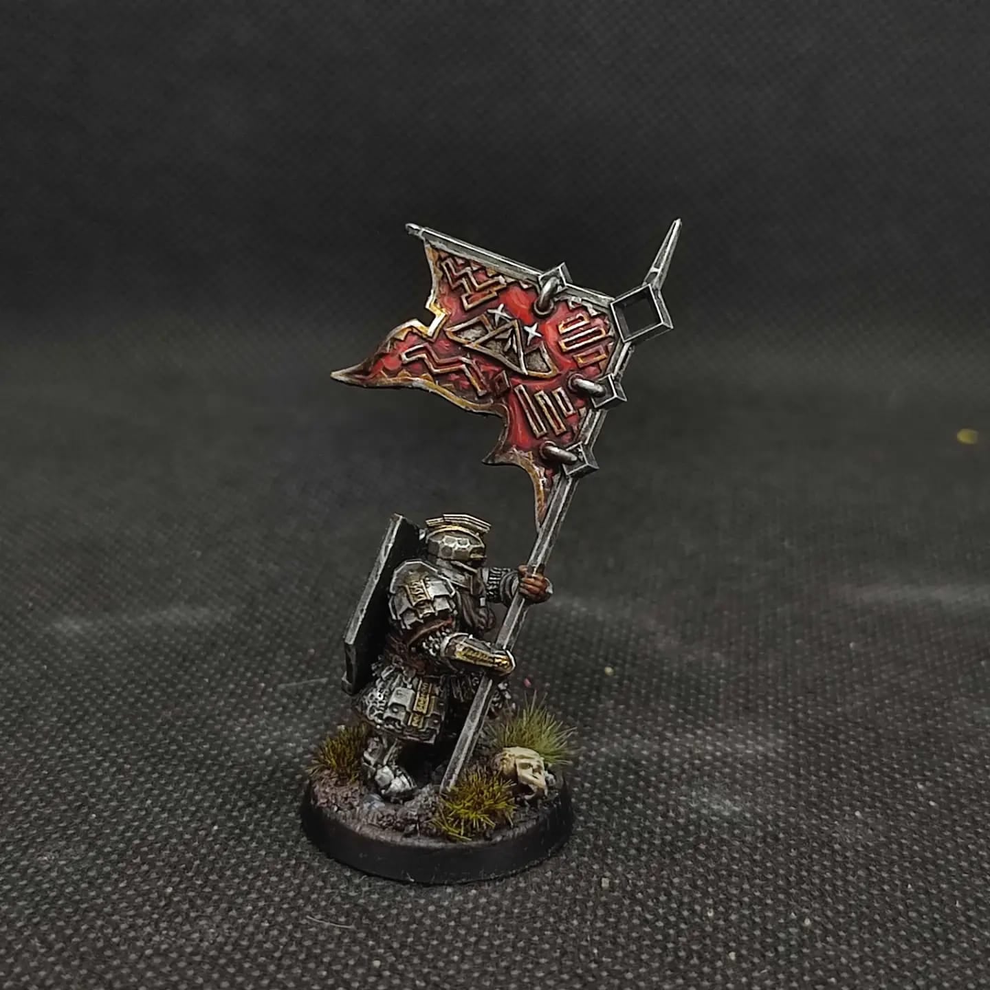 Miniatura Portaestandarte Enano de las Colinas de Hierro Colinas de Hierro resina 32mm - Drakholm
