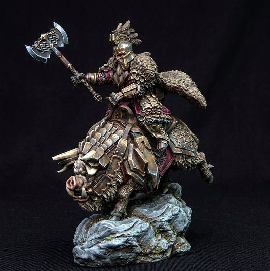 Miniatura Rey Enano sobre Jabalí de Guerra (Postura de Carga) Colinas de Hierro resina 32mm - Drakholm