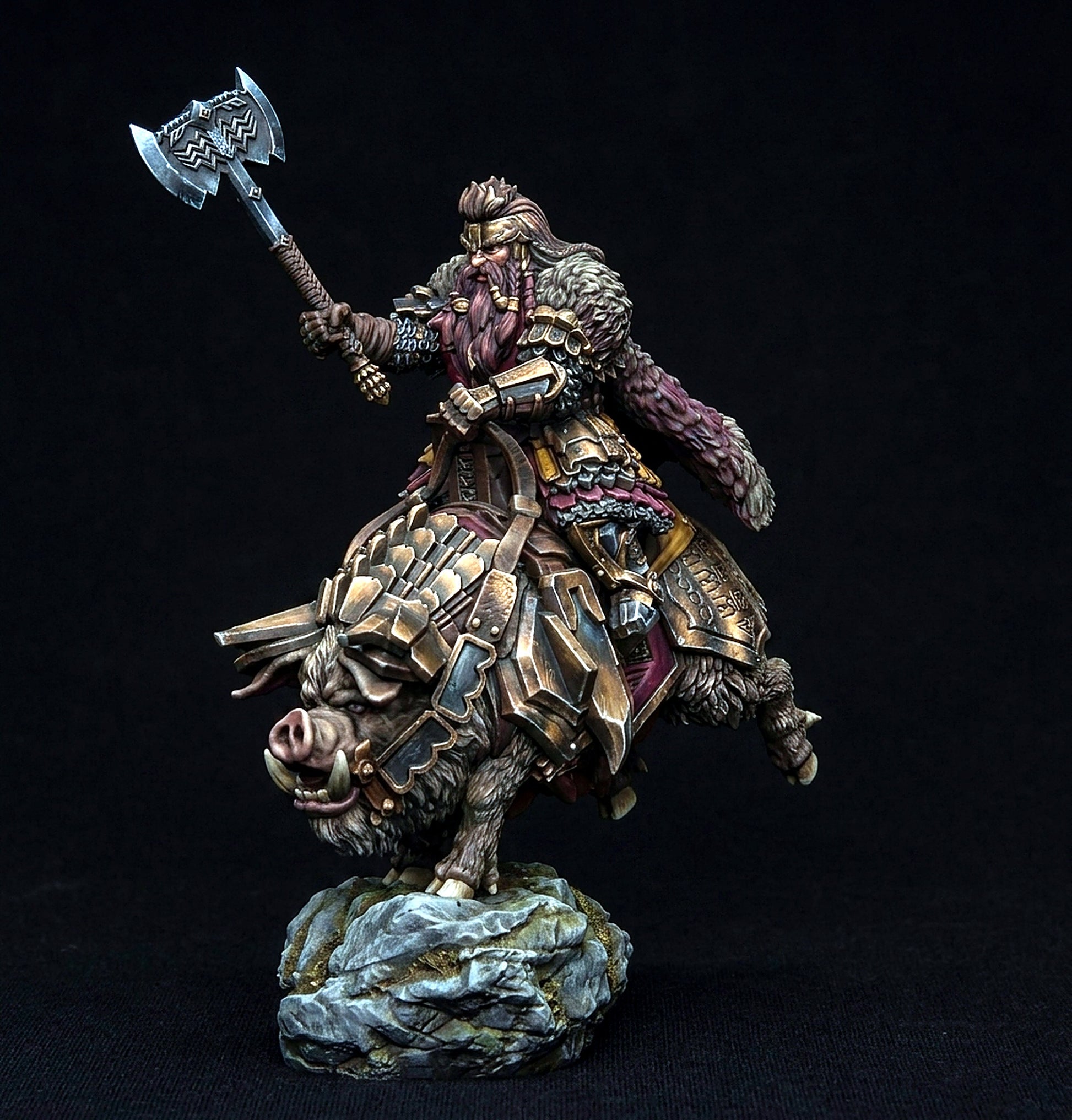 Miniatura Rey Enano sobre Jabalí de Guerra (Postura de Carga) Colinas de Hierro resina 32mm - Drakholm