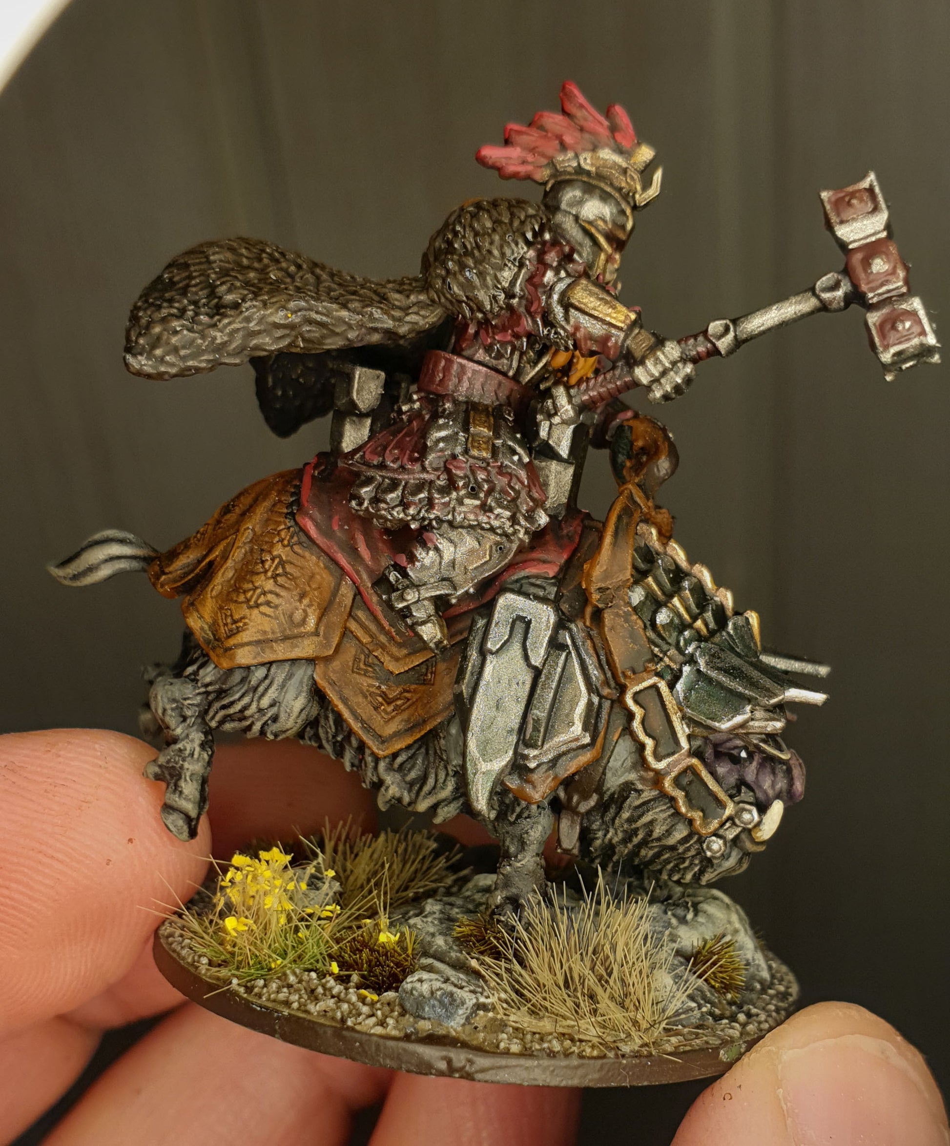 Miniatura Rey Enano sobre Jabalí de Guerra (Postura Erguida) Colinas de Hierro resina 32mm - Drakholm