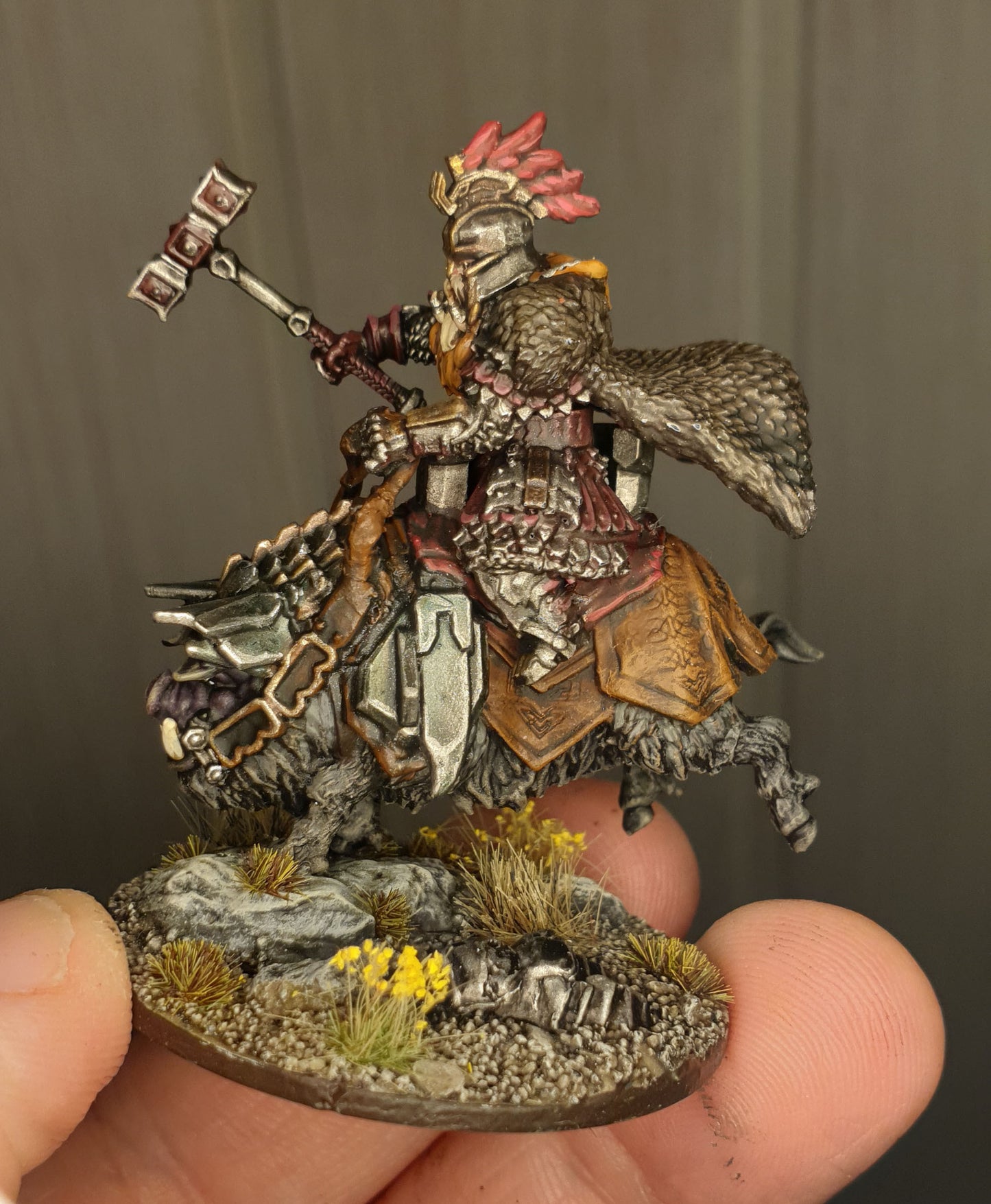 Miniatura Rey Enano sobre Jabalí de Guerra (Postura Erguida) Colinas de Hierro resina 32mm - Drakholm