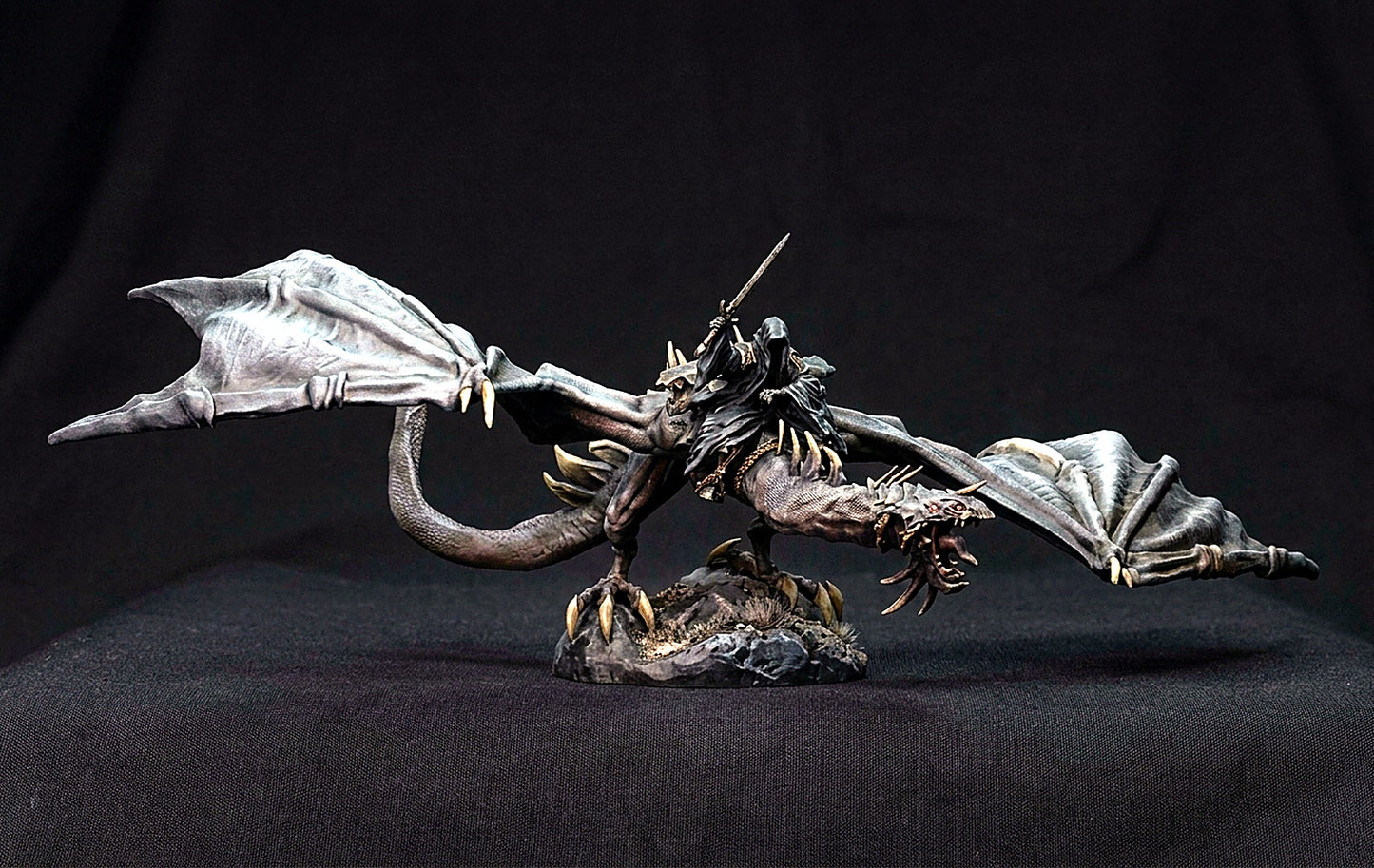 Miniatura Nazgûl sobre Bestia Alada (pose reptante) Nazgûl resina 32mm - Drakholm