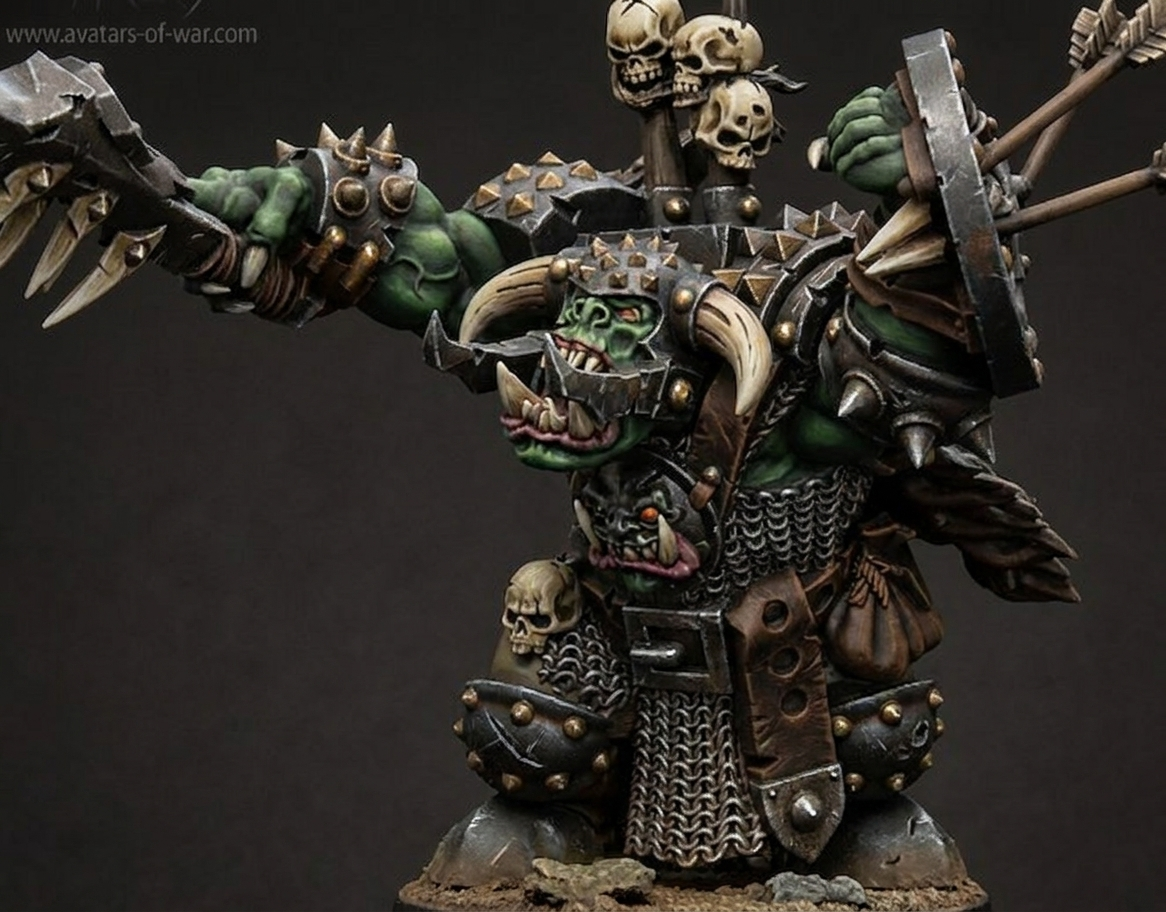 Caudillo Orco con Hacha Mellada y Escudo Acribillado · miniatura de resina 28 mm · Orcos y Goblins · Drakholm